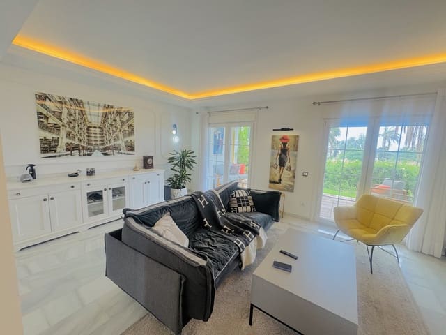 4 Zimmer Haus zu verkaufen in Estepona mit Pool - 585.000 € (Ref: 9580156)