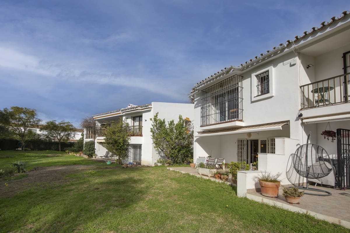 3 bedroom Townhouse for sale in Estepona with pool - € 480,000 (Ref: 9580157)