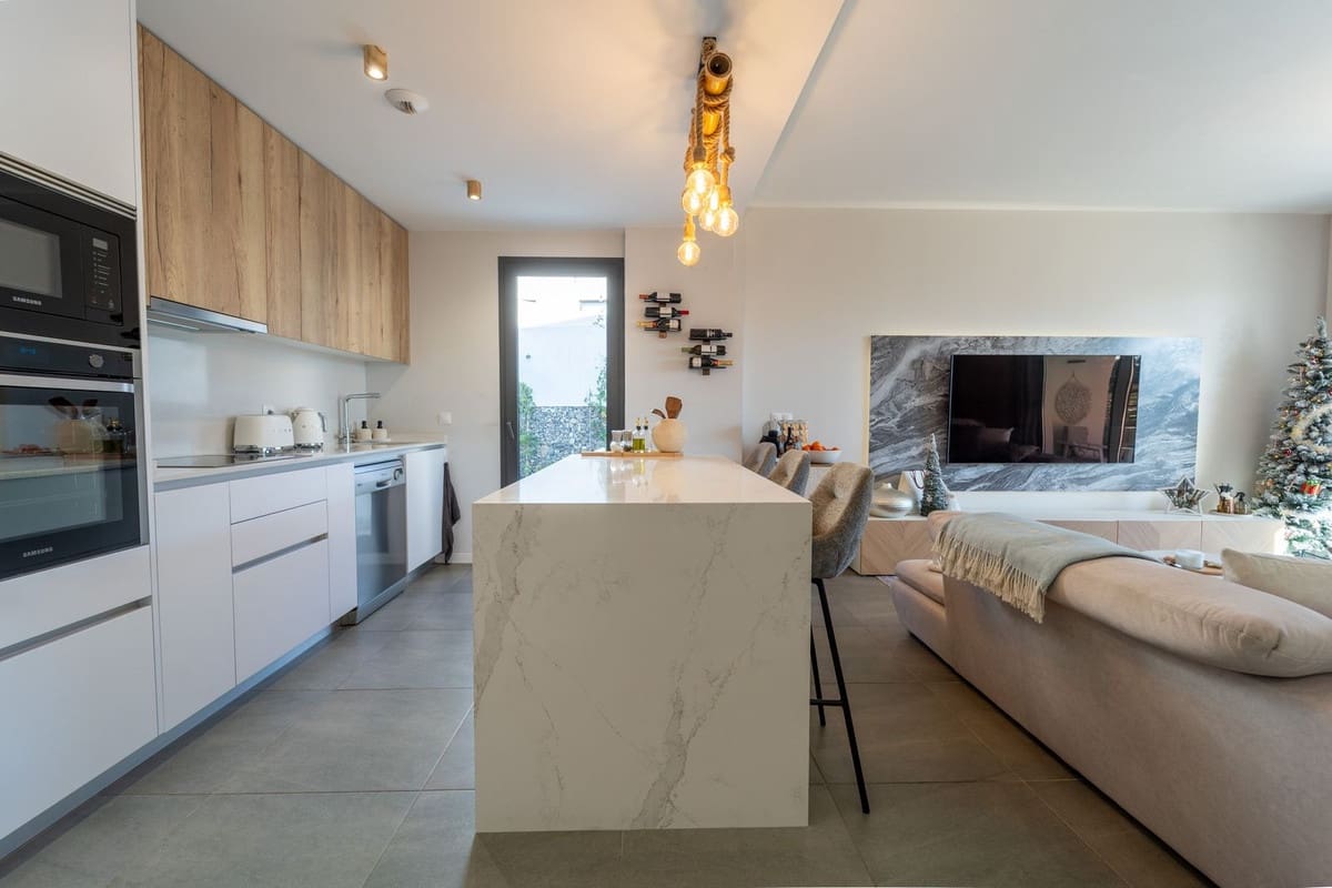 3 makuuhuone Omakotitalo myytävänä paikassa Riviera del Sol mukana uima-altaan 
autotalli - 690 000 € (Ref: 9593068)