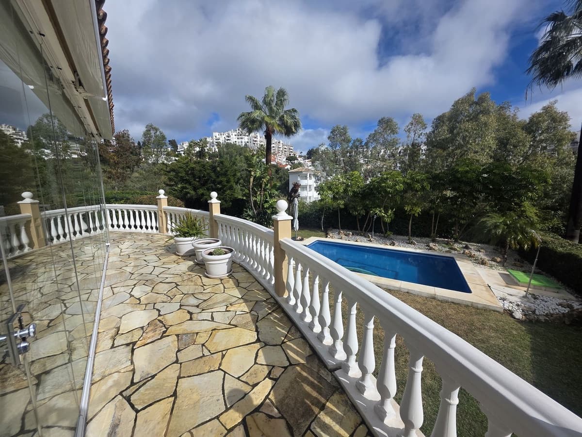 Chalet de 2 habitaciones en Calahonda en venta con piscina garaje - 749.000 € (Ref: 9593191)