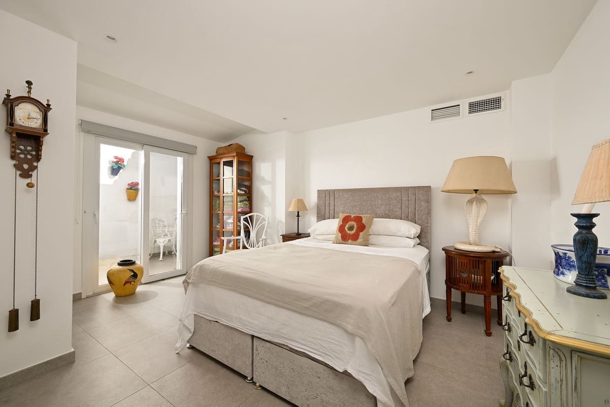 2 makuuhuone Huvila myytävänä paikassa Marbesa mukana 
autotalli - 985 000 € (Ref: 9596482)