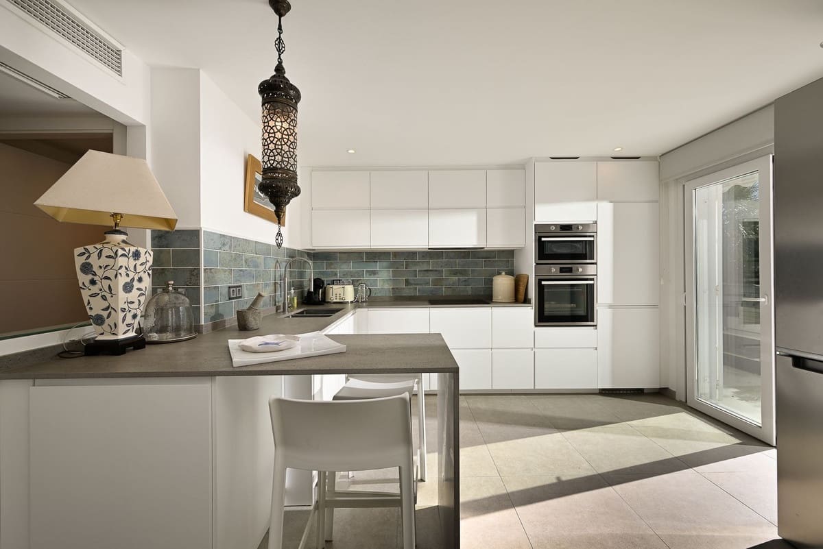 2 makuuhuone Huvila myytävänä paikassa Marbesa mukana 
autotalli - 985 000 € (Ref: 9596482)