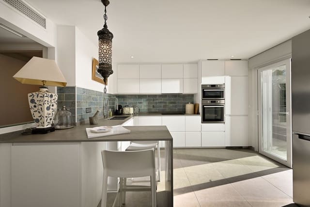 2 makuuhuone Huvila myytävänä paikassa Marbesa, Marbella mukana 
autotalli - 985 000 € (Ref: 9596482)