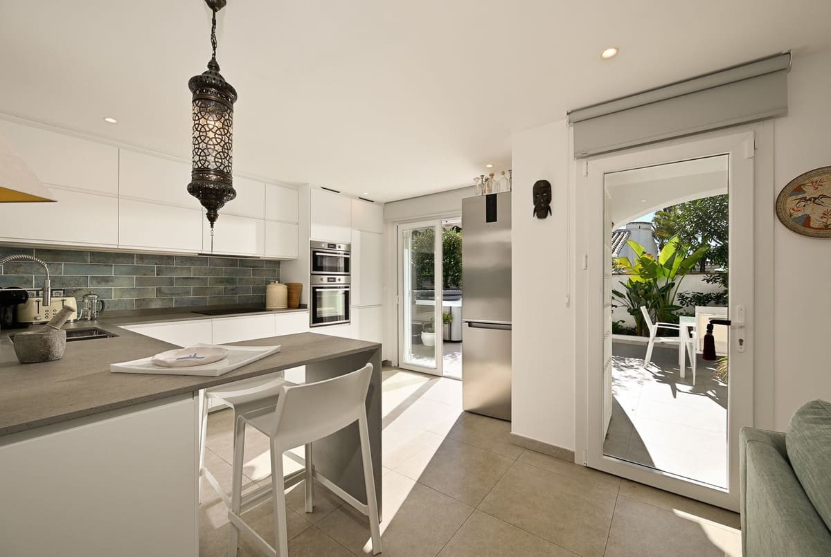 2 makuuhuone Huvila myytävänä paikassa Marbesa mukana 
autotalli - 985 000 € (Ref: 9596482)