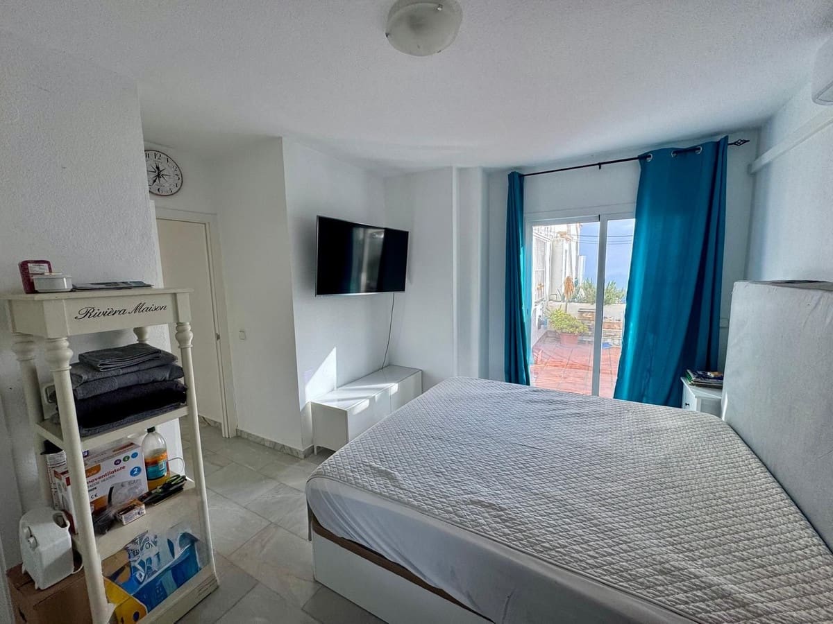 2 bedroom Apartment for sale in Calahonda with pool - € 299,000 (Ref: 9603409)