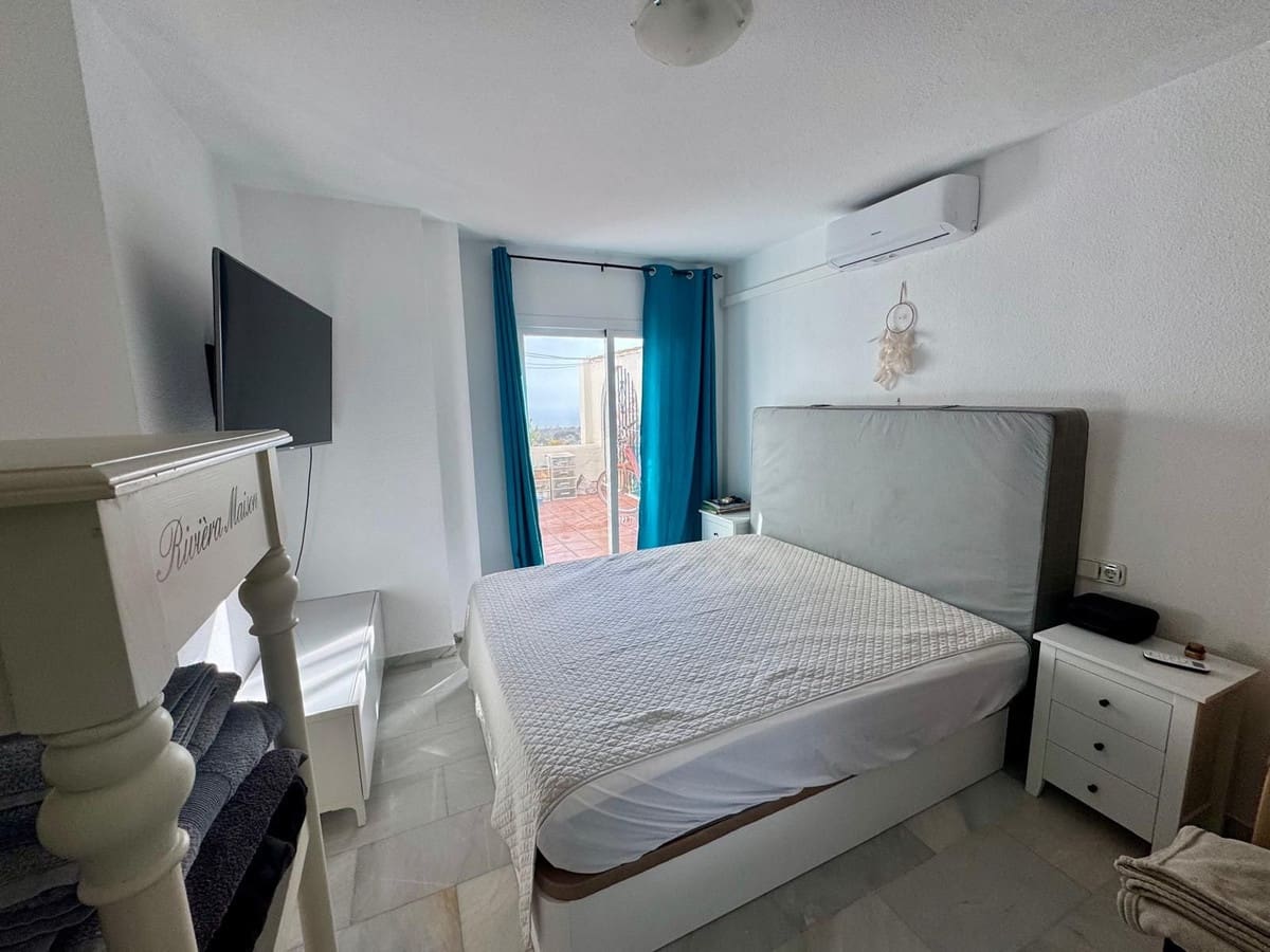 2 bedroom Apartment for sale in Calahonda with pool - € 299,000 (Ref: 9603409)
