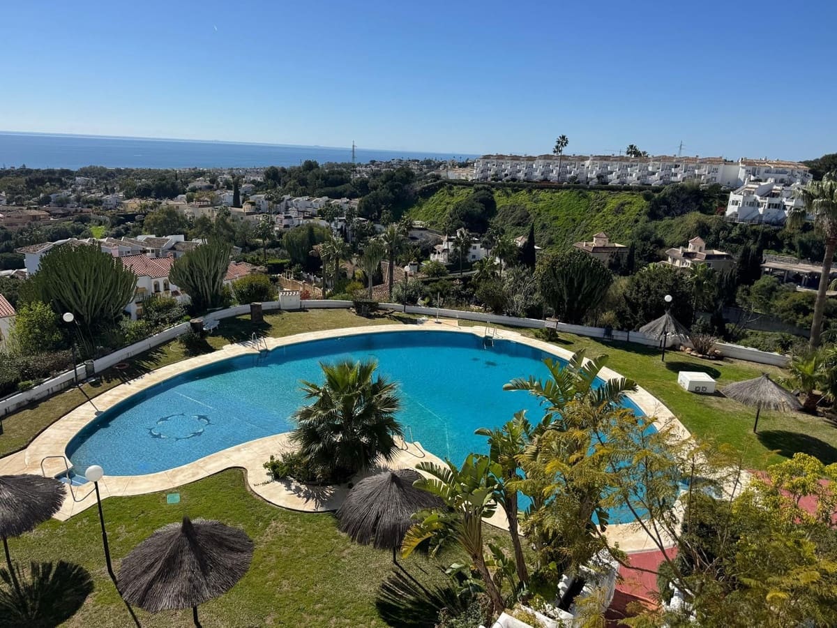 2 bedroom Apartment for sale in Calahonda with pool - € 299,000 (Ref: 9603409)