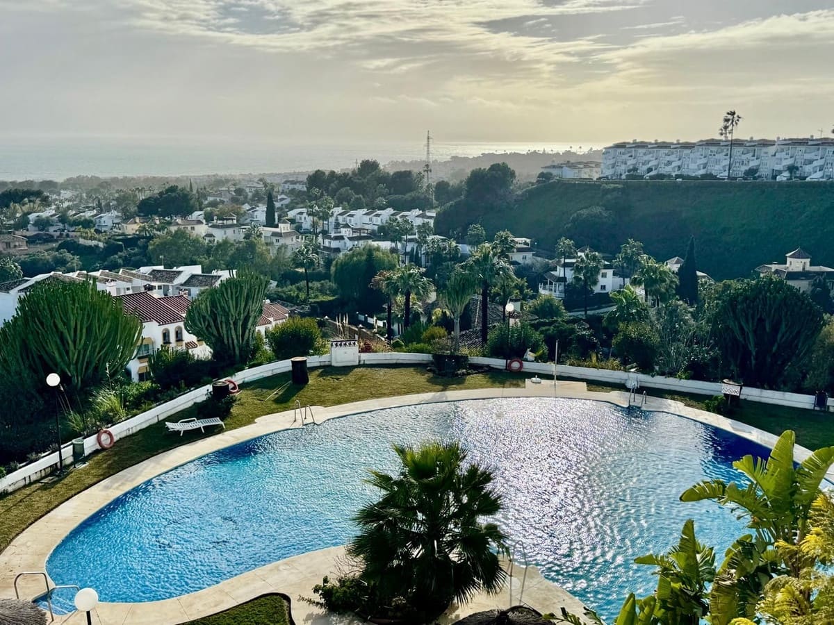 2 bedroom Apartment for sale in Calahonda with pool - € 299,000 (Ref: 9603409)