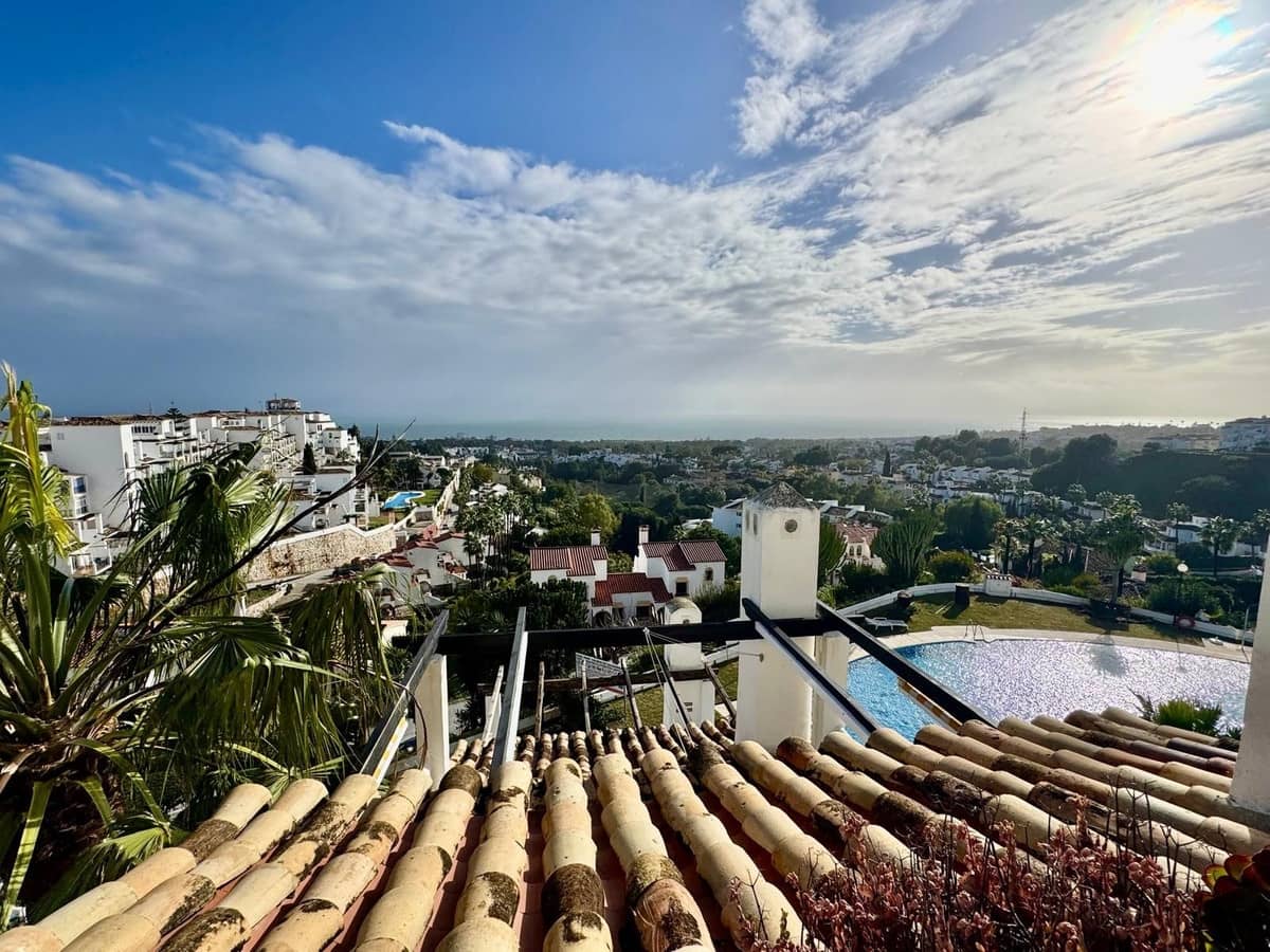 2 bedroom Apartment for sale in Calahonda with pool - € 299,000 (Ref: 9603409)