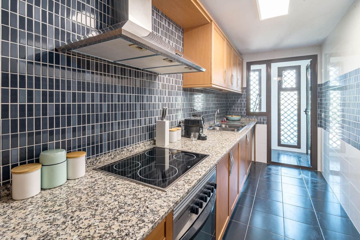 2 makuuhuone Huoneisto myytävänä paikassa New Golden Mile mukana uima-altaan 
autotalli - 344 000 € (Ref: 9603553)