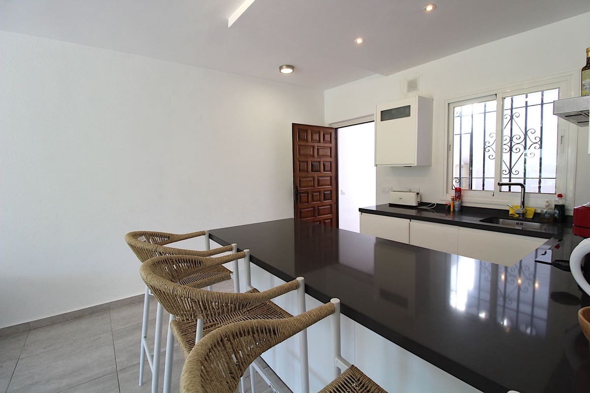 2 sovrum Lägenhet till salu i El Paraiso med pool - 350 000 € (Ref: 9603665)