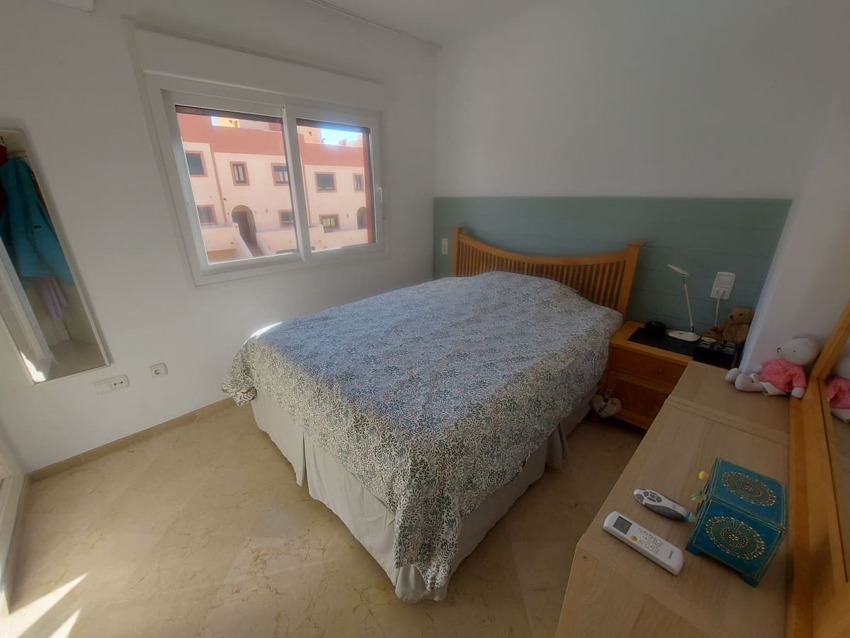 3 makuuhuone Omakotitalo myytävänä paikassa La Duquesa / Puerto de la Duquesa mukana uima-altaan 
autotalli - 315 000 € (Ref: 9605278)