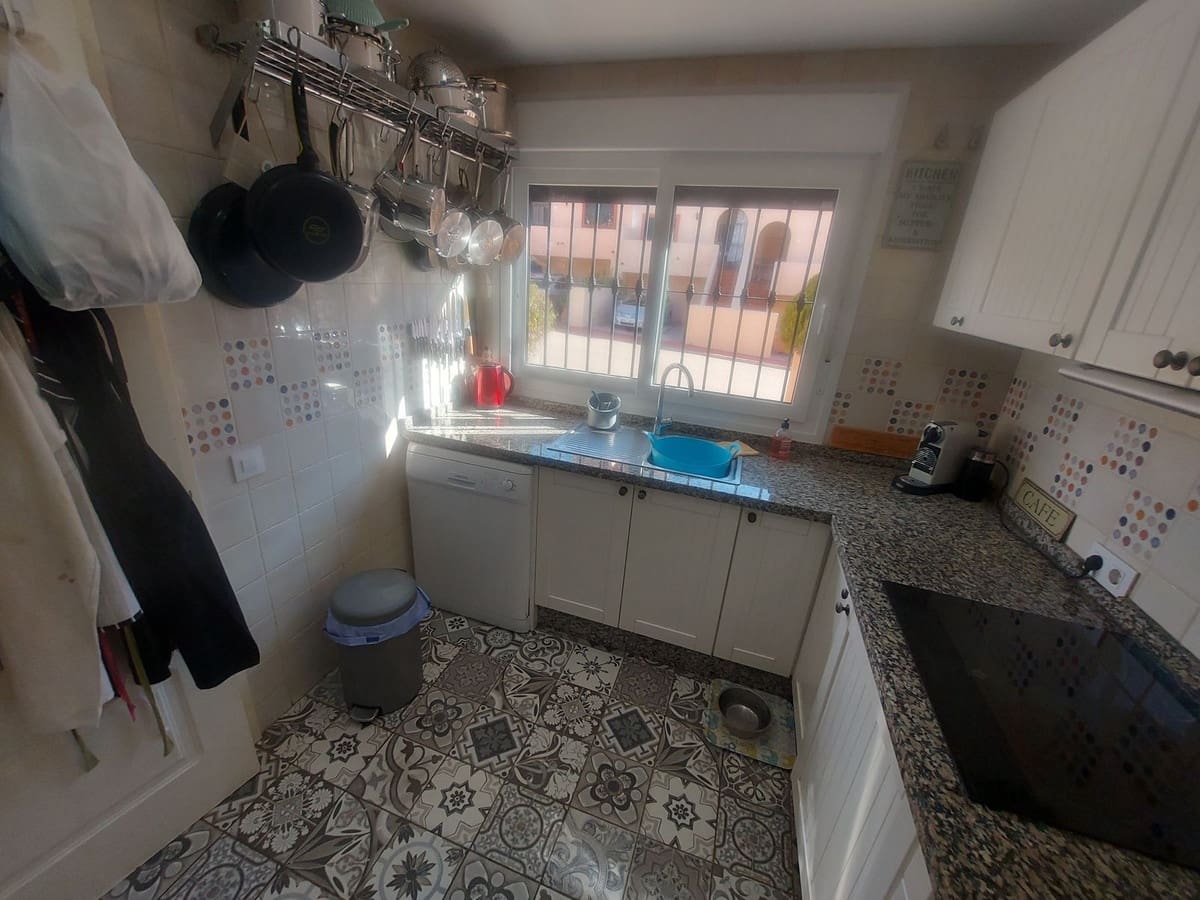 3 makuuhuone Omakotitalo myytävänä paikassa La Duquesa / Puerto de la Duquesa mukana uima-altaan 
autotalli - 315 000 € (Ref: 9605278)