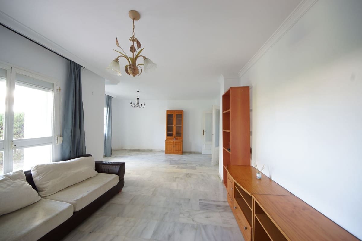 2 bedroom Apartment for sale in Estepona with pool - € 299,999 (Ref: 9605280)