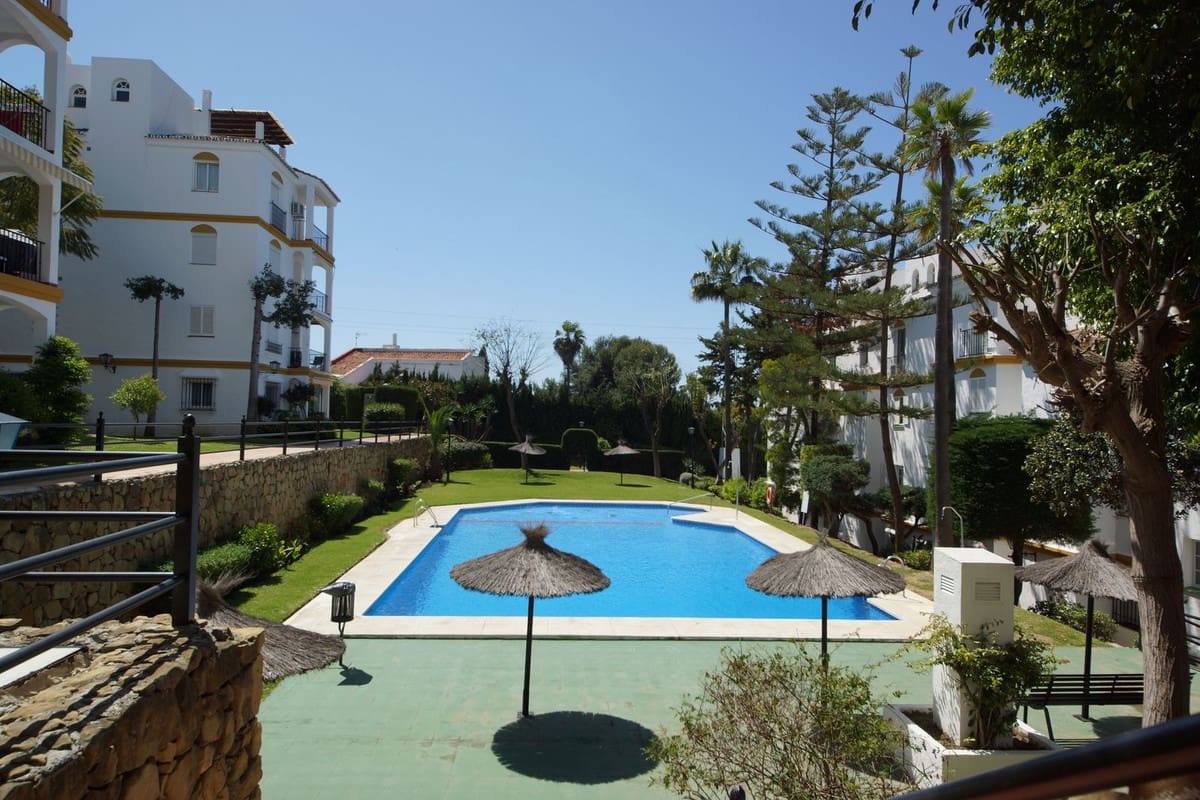2 bedroom Apartment for sale in Estepona with pool - € 299,999 (Ref: 9605280)