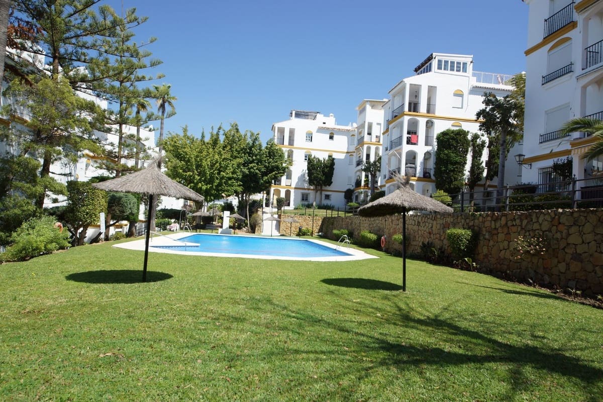 2 bedroom Apartment for sale in Estepona with pool - € 299,999 (Ref: 9605280)