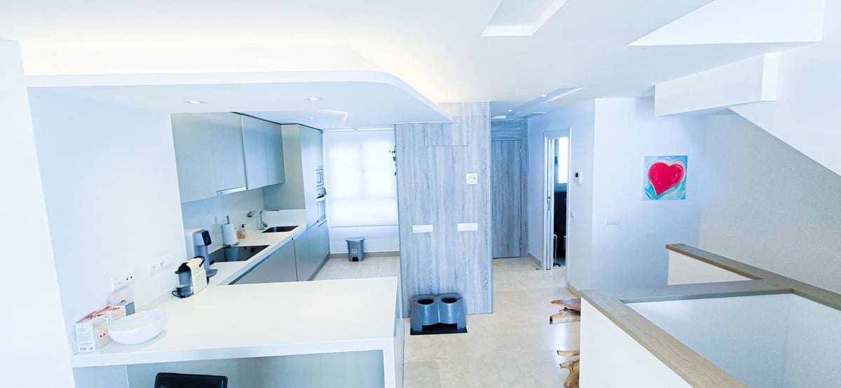 3 makuuhuone Omakotitalo myytävänä paikassa La Cala de Mijas mukana uima-altaan 
autotalli - 680 000 € (Ref: 9609463)