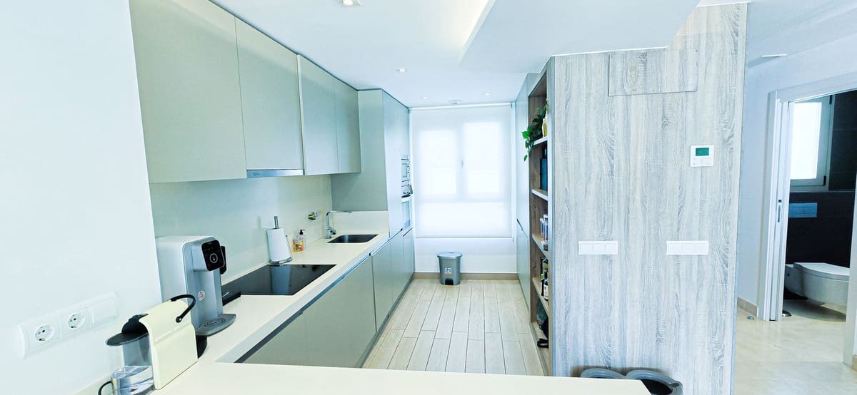 3 makuuhuone Omakotitalo myytävänä paikassa La Cala de Mijas mukana uima-altaan 
autotalli - 680 000 € (Ref: 9609463)