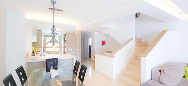 3 makuuhuone Omakotitalo myytävänä paikassa La Cala de Mijas, Mijas mukana uima-altaan 
autotalli - 680 000 € (Ref: 9609463)