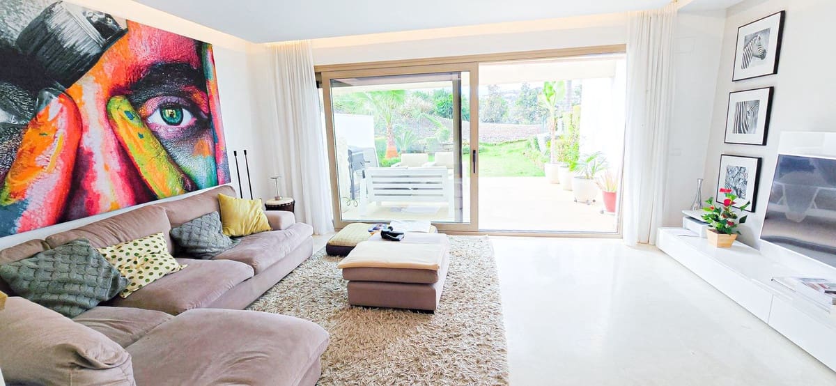 3 makuuhuone Omakotitalo myytävänä paikassa La Cala de Mijas mukana uima-altaan 
autotalli - 680 000 € (Ref: 9609463)