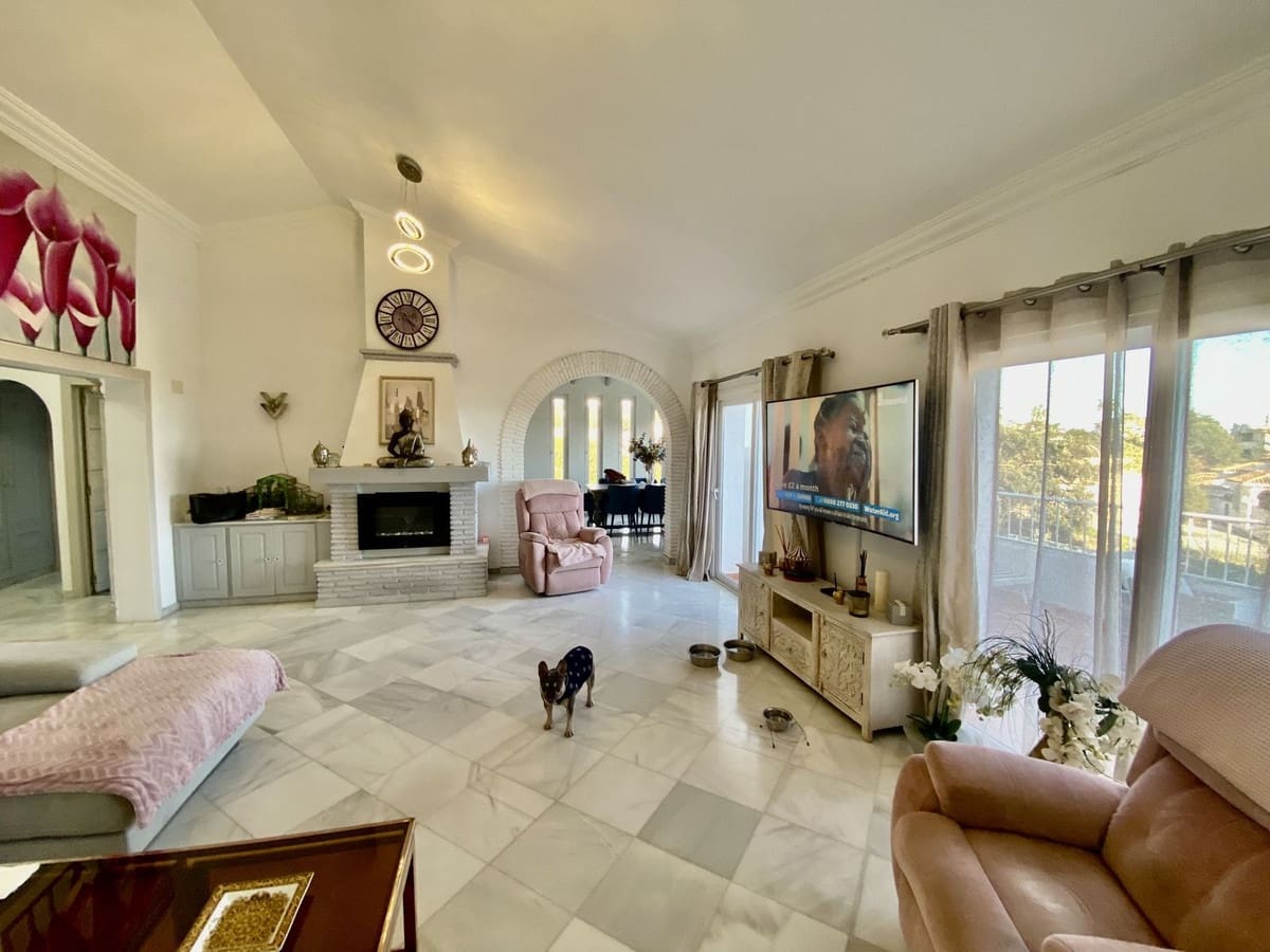 5 bedroom Villa for sale in Calahonda with pool garage - € 1,100,000 (Ref: 9609466)