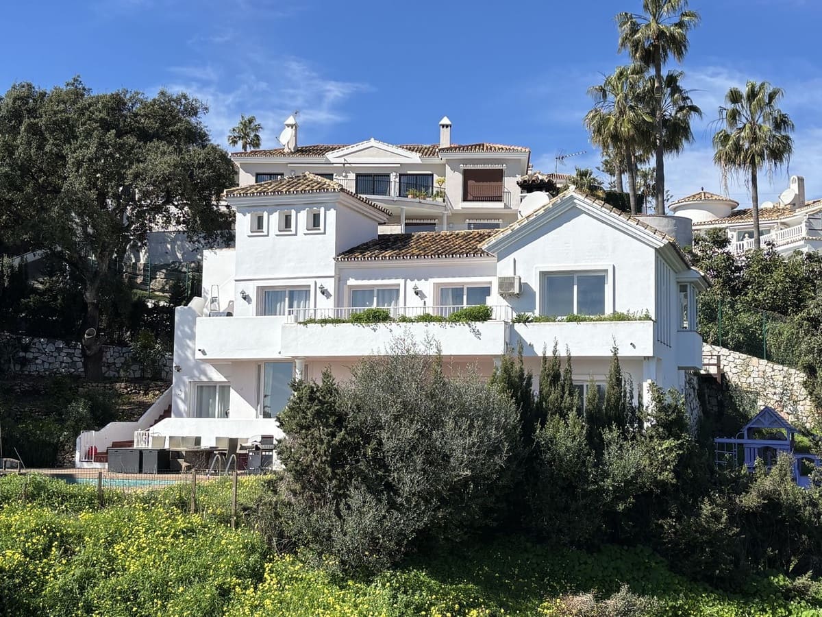 5 bedroom Villa for sale in Calahonda with pool garage - € 1,100,000 (Ref: 9609466)