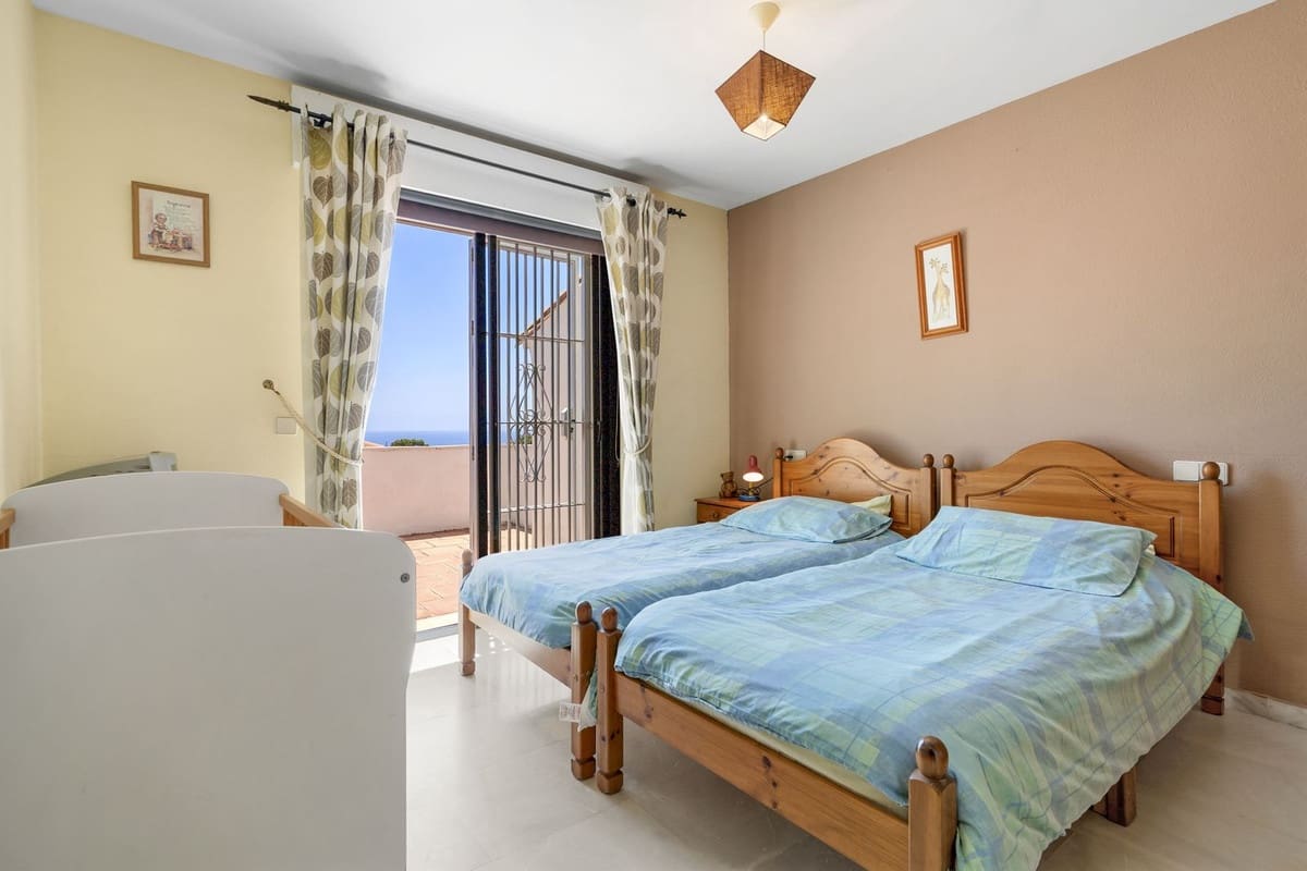 5 soveværelse Byhus til salg i Calahonda med swimmingpool garage - € 499.000 (Ref: 9609467)