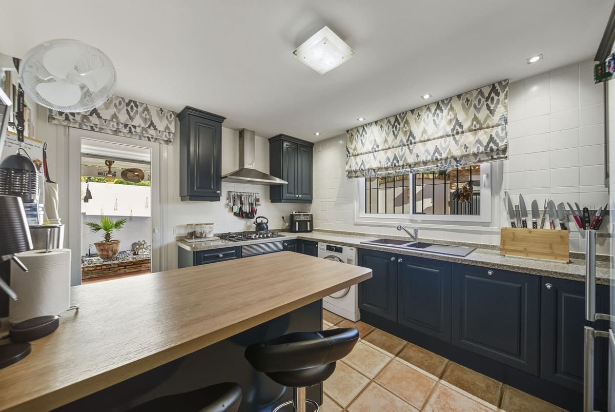 3 bedroom Villa for sale in Benalmadena with pool garage - € 795,000 (Ref: 9609620)