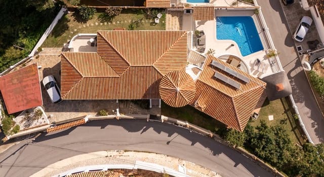 4 makuuhuone Huvila myytävänä paikassa La Capellania, Benalmádena mukana uima-altaan 
autotalli - 1 395 000 € (Ref: 9610048)