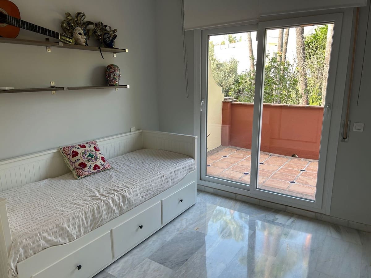 4 bedroom Townhouse for sale in Estepona with pool garage - € 650,000 (Ref: 9614511)