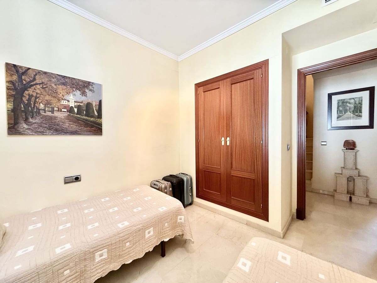 Casa de 4 habitaciones en Estepona en venta con garaje - 700.000 € (Ref: 9614514)