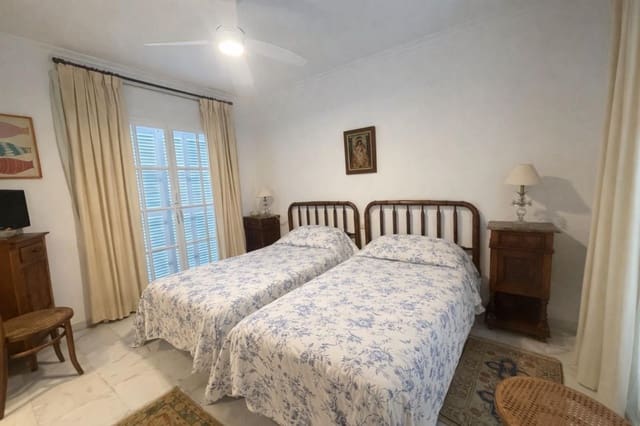 4 bedroom Townhouse for sale in Estepona with pool garage - € 515,000 (Ref: 9614518)