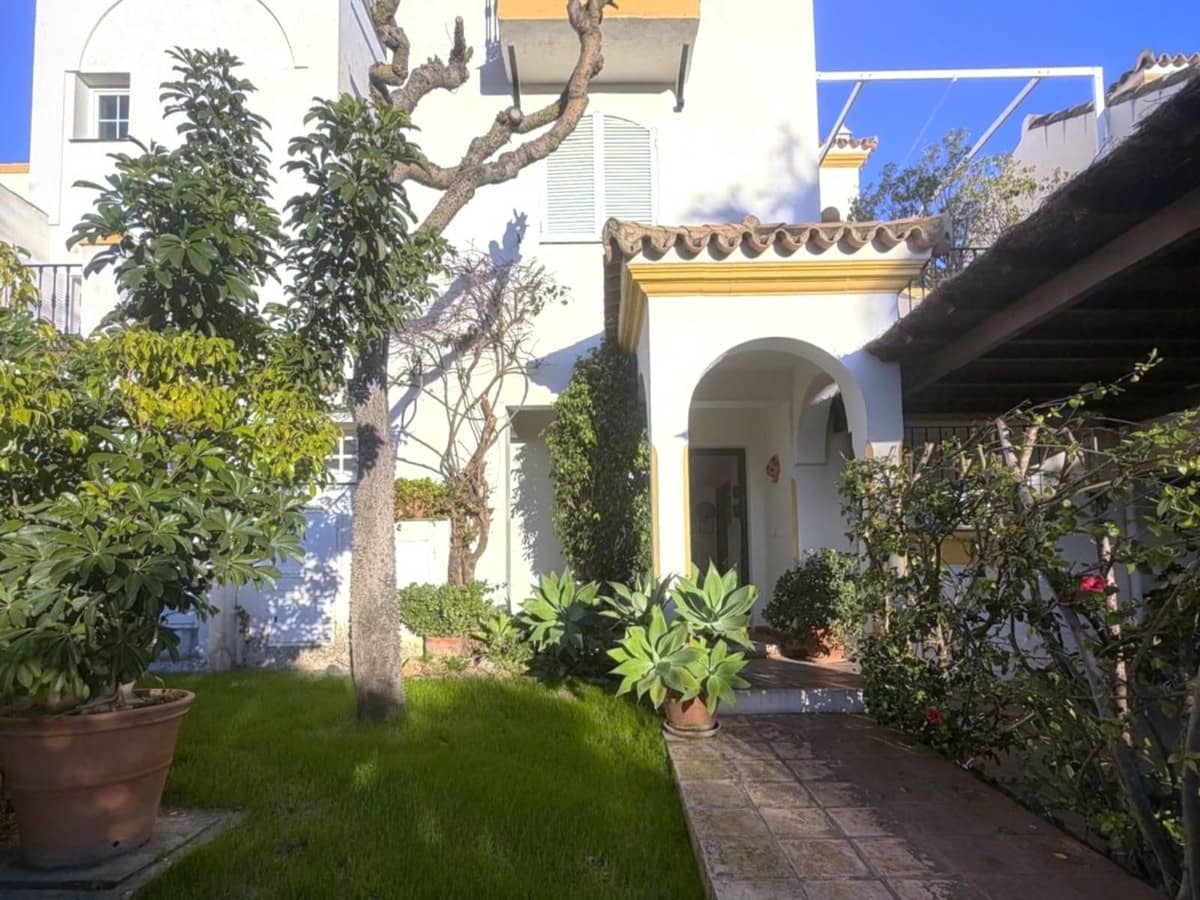 4 bedroom Townhouse for sale in Estepona with pool garage - € 515,000 (Ref: 9614518)