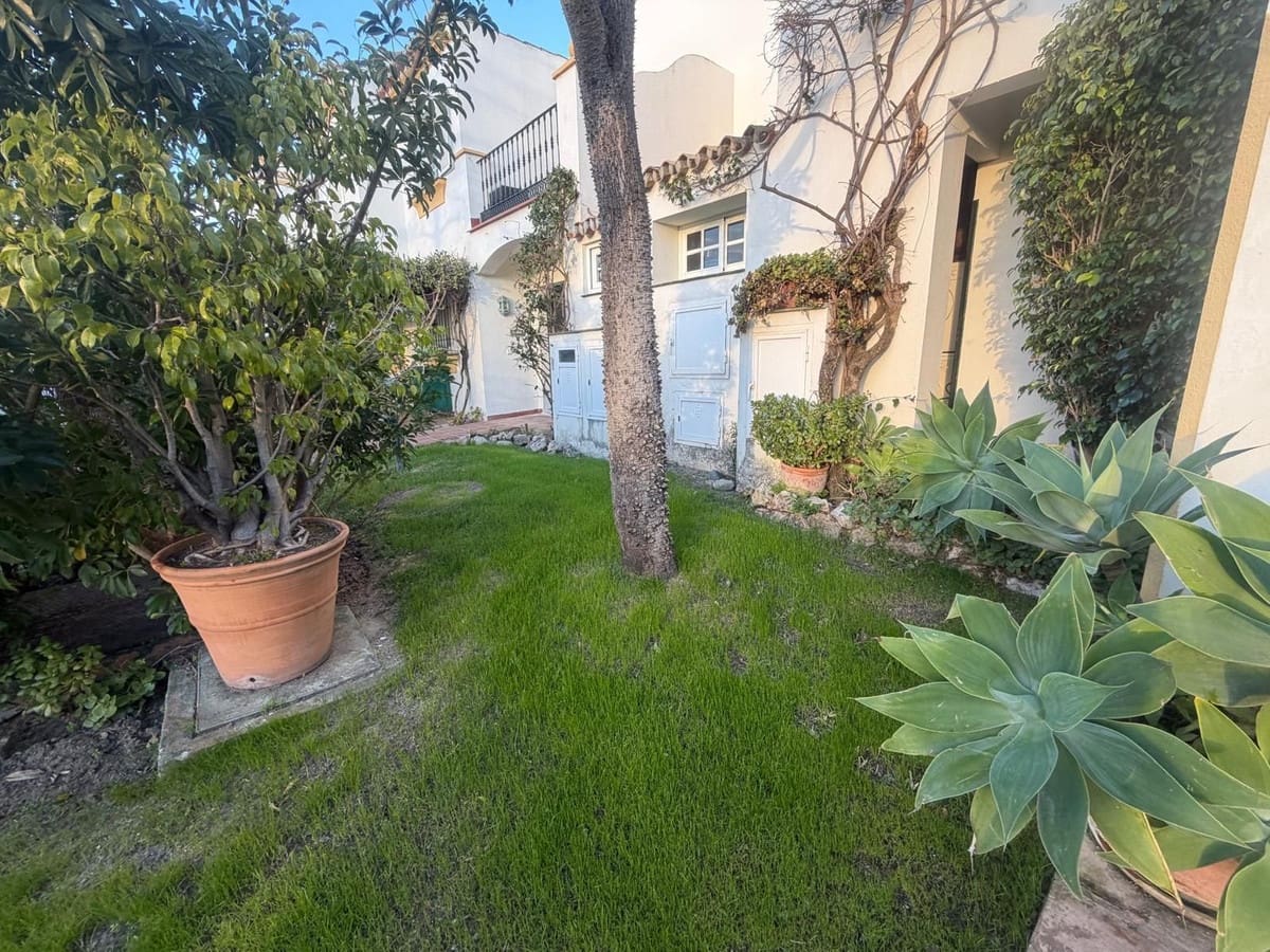 4 bedroom Townhouse for sale in Estepona with pool garage - € 515,000 (Ref: 9614518)