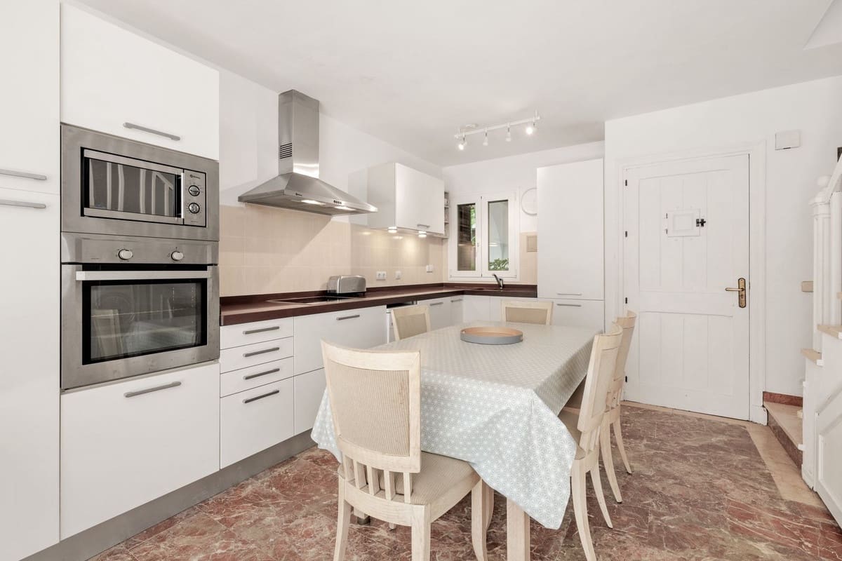 2 soveværelse Byhus til salg i Estepona med swimmingpool - € 450.000 (Ref: 9618194)