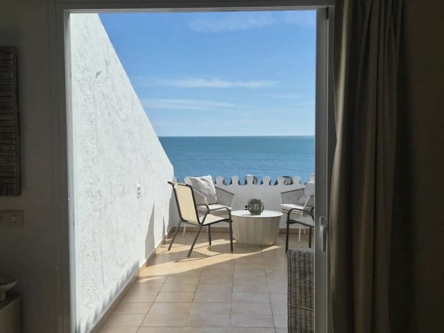 1 bedroom Apartment for sale in Estepona with pool - € 350,000 (Ref: 9618196)