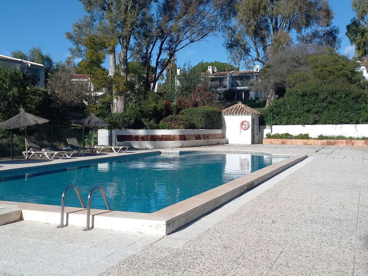 2 bedroom Townhouse for sale in Estepona with pool garage - € 380,000 (Ref: 9623169)