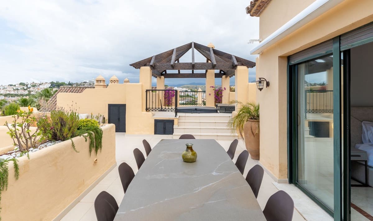 3 soverom Penthouse til salgs i Estepona med svømmebasseng garasje - € 950 000 (Ref: 9623170)