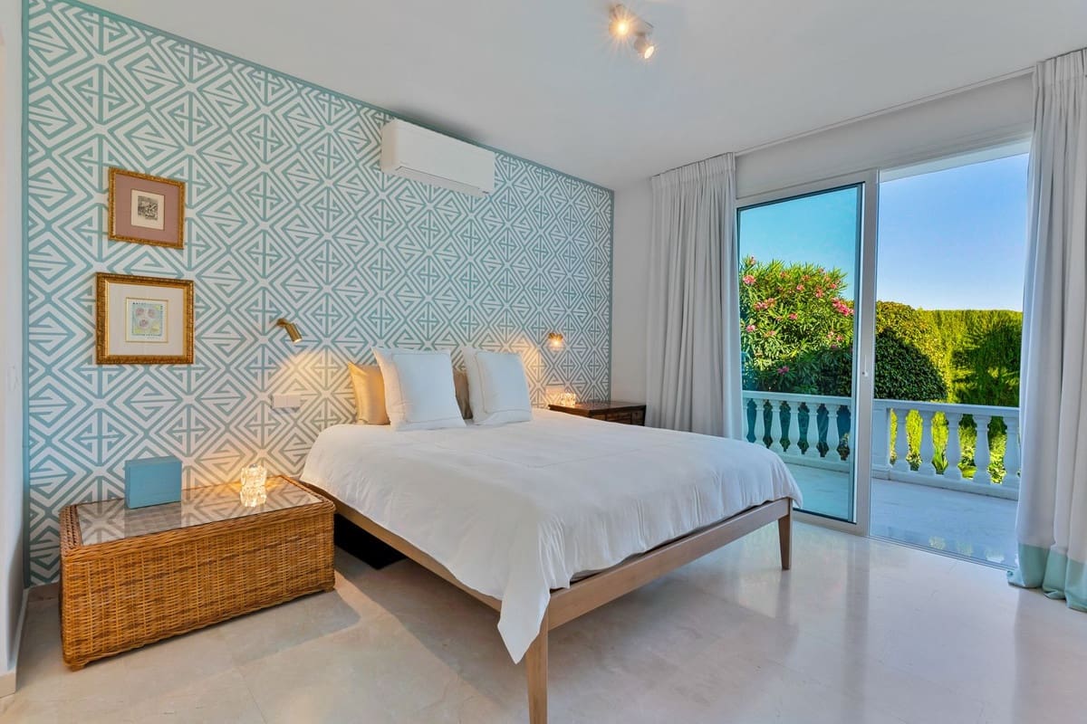 3 bedroom Villa for sale in El Paraiso with pool garage - € 1,650,000 (Ref: 9623175)