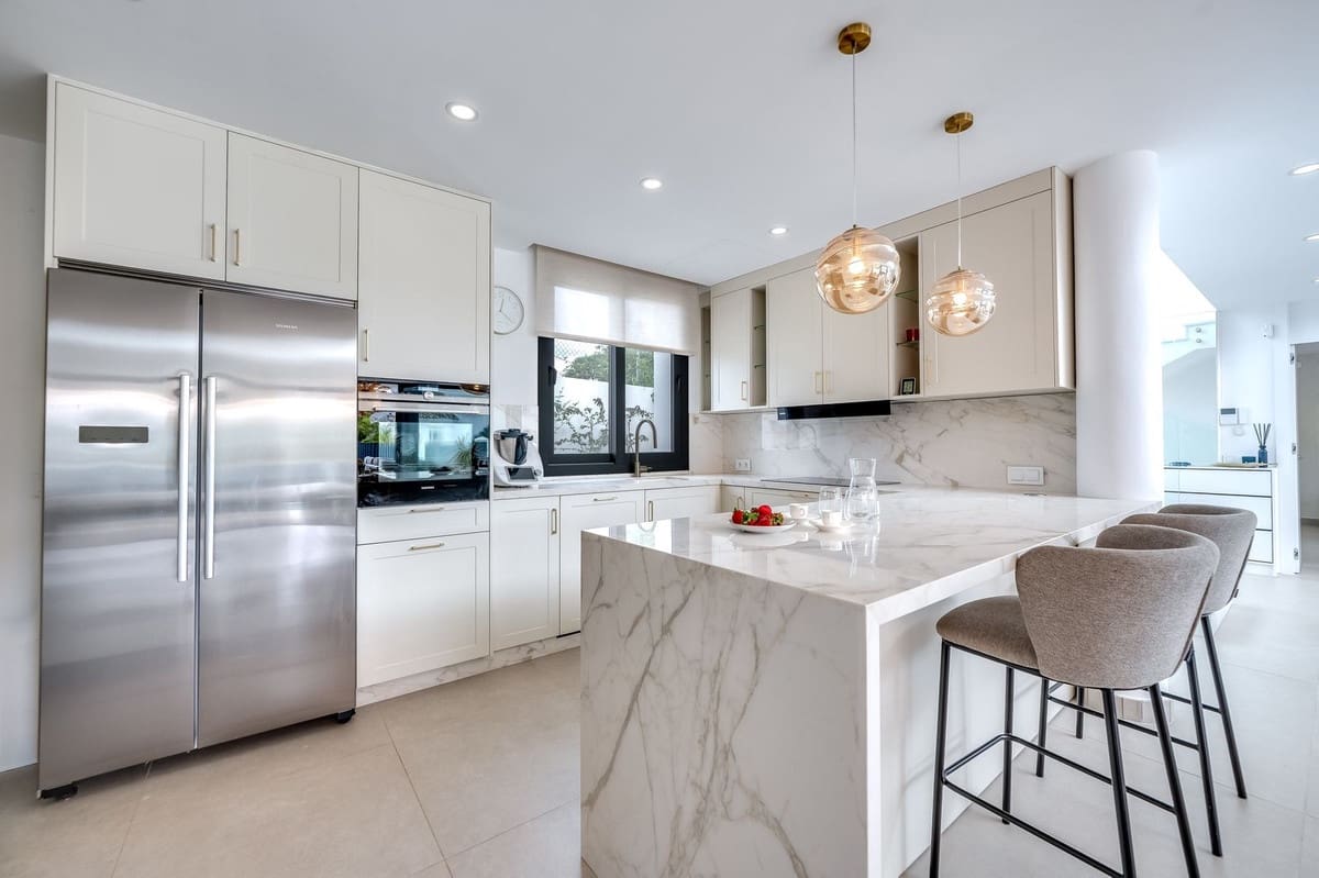 5 makuuhuone Huvila myytävänä paikassa San Pedro de Alcantara mukana uima-altaan 
autotalli - 4 900 000 € (Ref: 9651856)