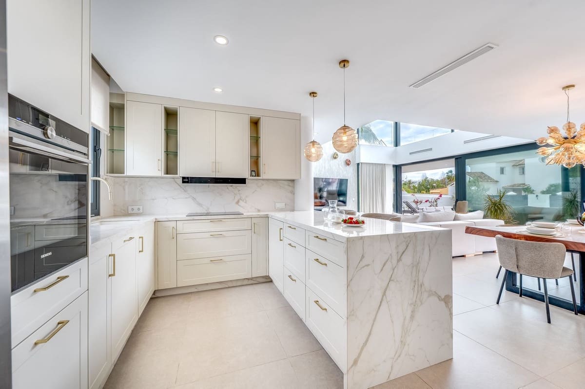 5 makuuhuone Huvila myytävänä paikassa San Pedro de Alcantara mukana uima-altaan 
autotalli - 4 900 000 € (Ref: 9651856)