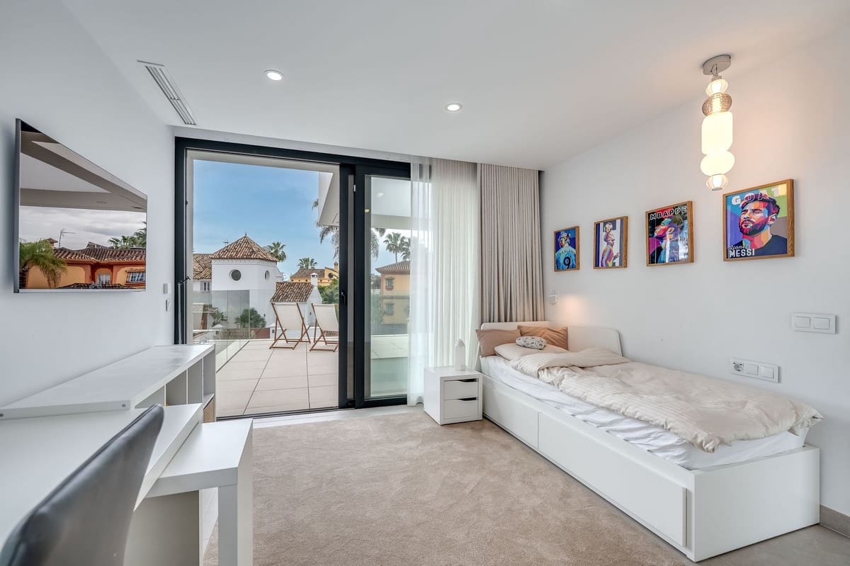 5 makuuhuone Huvila myytävänä paikassa San Pedro de Alcantara mukana uima-altaan 
autotalli - 4 900 000 € (Ref: 9651856)