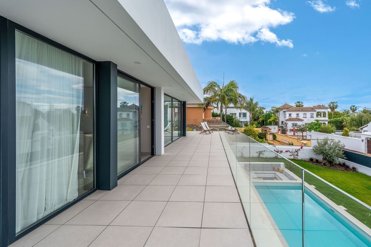 5 makuuhuone Huvila myytävänä paikassa San Pedro de Alcantara mukana uima-altaan 
autotalli - 4 900 000 € (Ref: 9651856)