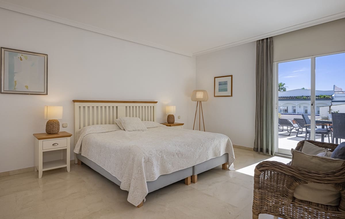 3 bedroom Penthouse for sale in Estepona with pool garage - € 1,150,000 (Ref: 9652245)