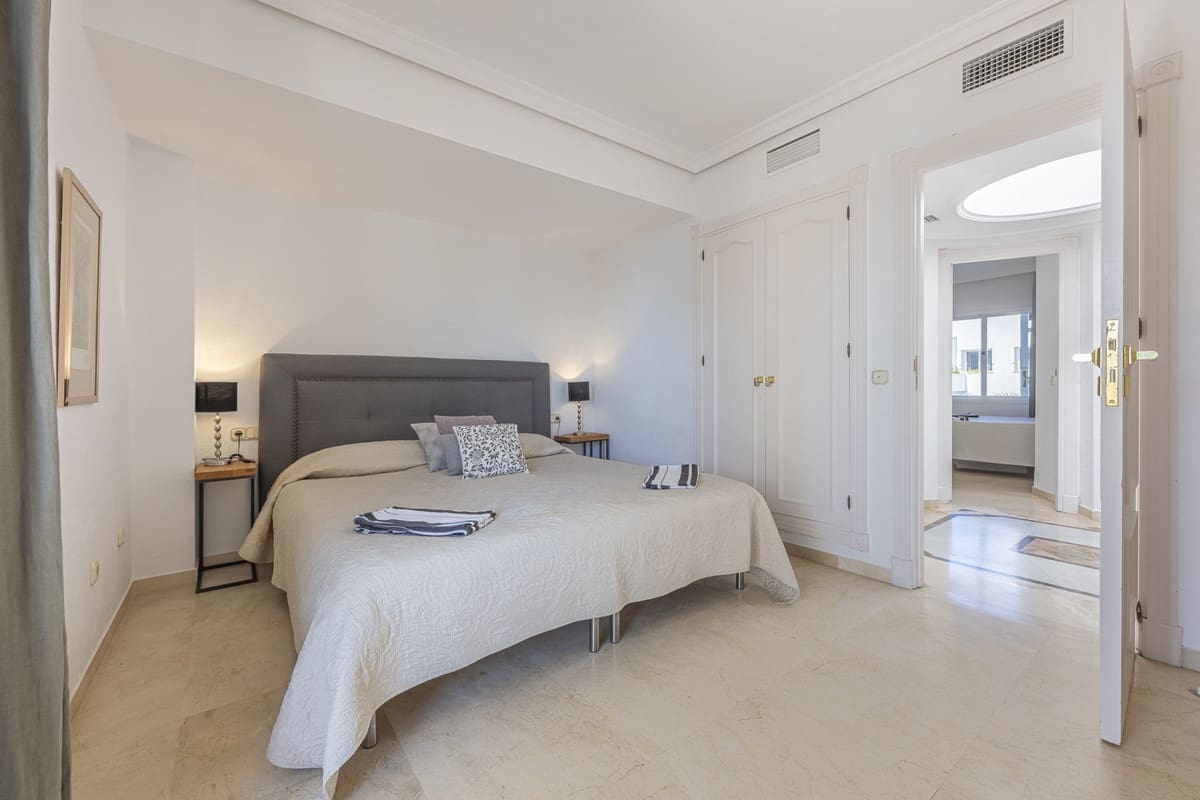 3 bedroom Penthouse for sale in Estepona with pool garage - € 1,150,000 (Ref: 9652245)