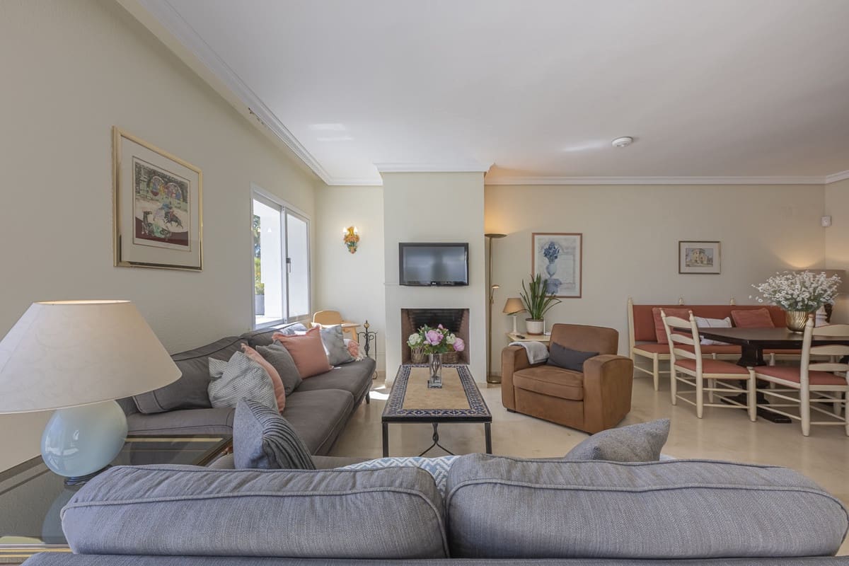 3 bedroom Penthouse for sale in Estepona with pool garage - € 1,150,000 (Ref: 9652245)