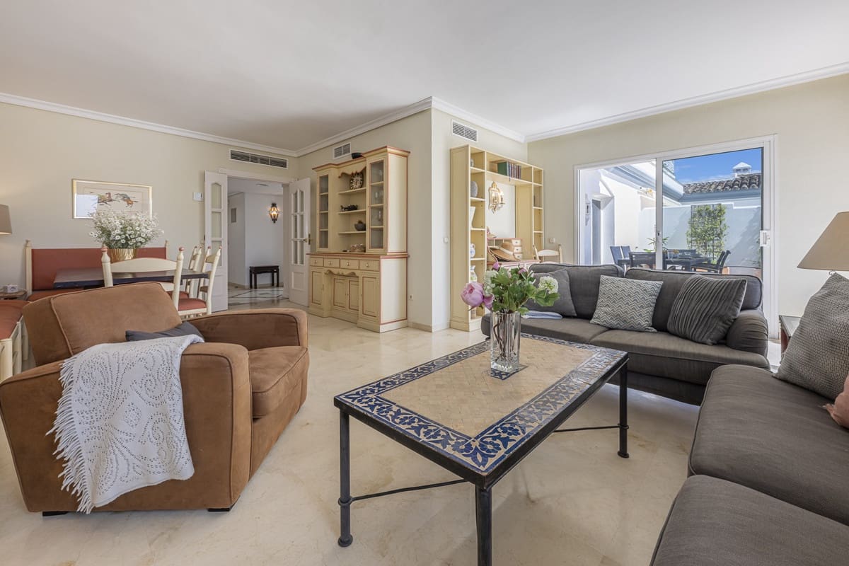 3 bedroom Penthouse for sale in Estepona with pool garage - € 1,150,000 (Ref: 9652245)