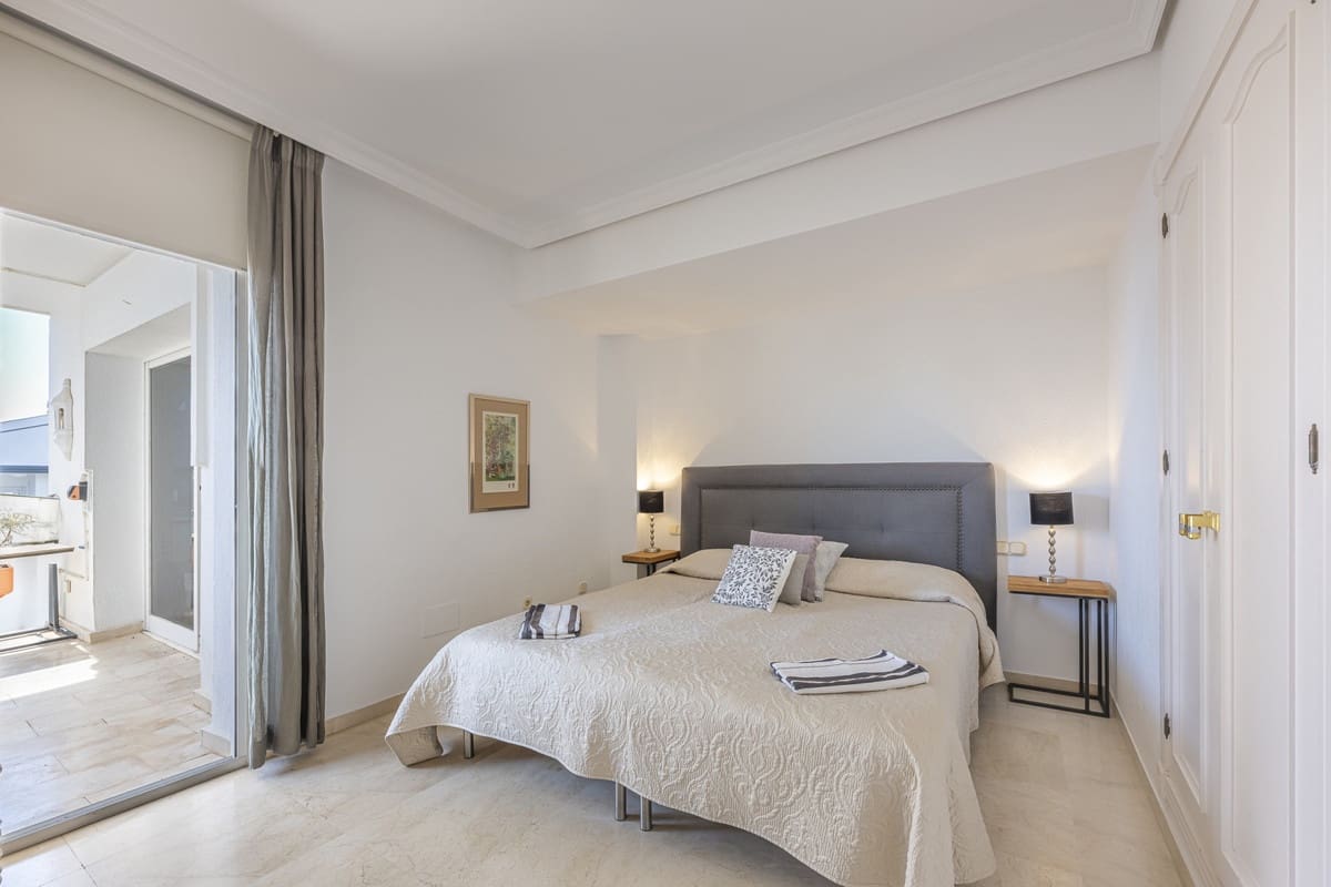 3 bedroom Penthouse for sale in Estepona with pool garage - € 1,150,000 (Ref: 9652245)