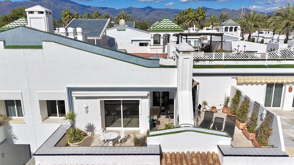 3 bedroom Penthouse for sale in Estepona with pool garage - € 1,150,000 (Ref: 9652245)