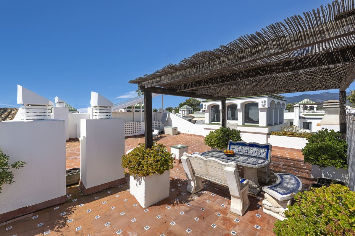 3 bedroom Penthouse for sale in Estepona with pool garage - € 1,150,000 (Ref: 9652245)